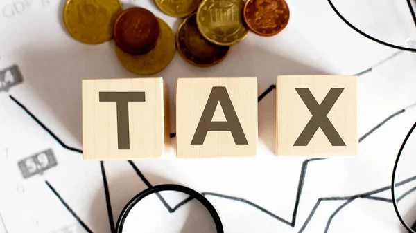 Daňový Nápis Koncepce Daňové Zátěže Dřevěné Kostky Mincemi Lupou — Stock fotografie