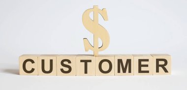 Tahta küp üzerine metin CUSTOMER, hisse yatırım konsepti.