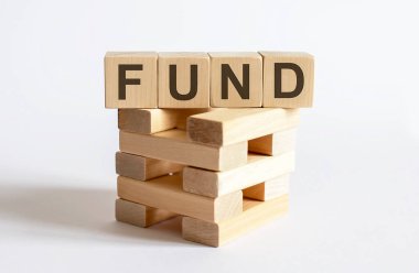 Beyaz arkaplanda tahta küp bloklarda metin FUND