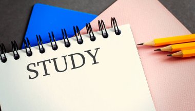 Ofis defterinde ofis araçlarıyla birlikte çalışma metni