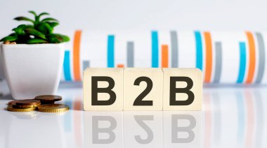 Tahta bloklardaki harfler bozuk paralarla yazılıyor. İŞ kavramı.