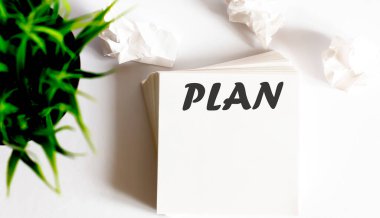 Beyaz etiketli bir plan metni. Çizelge veya mekanizma kavramı.