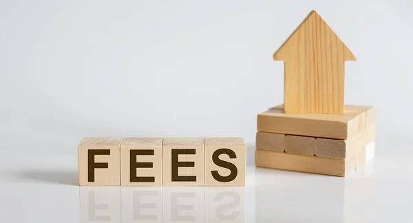 Ξύλινα Μπλοκ Fees Ένα Σπίτι Μινιατούρα Λευκό Φόντο — Φωτογραφία Αρχείου