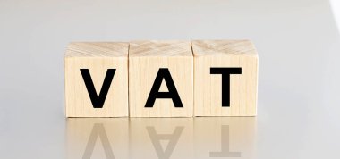 Gri arkaplandaki tahta küplere KDV yazıları