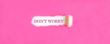 Yırtık pembe kağıdın arkasında görünmekten korkma..