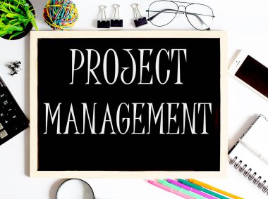 Ofis araçlarıyla çizim tahtasında PROJECT MANAGEMENT kavramı