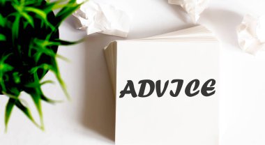 Beyaz çıkartmalar üzerinde ADVICE metni. Çizelge veya mekanizma kavramı.
