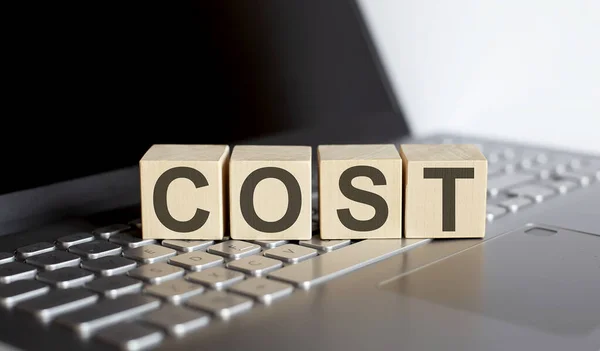 Träklossar Med Cost Koncepttext Bärbar Dator — Stockfoto