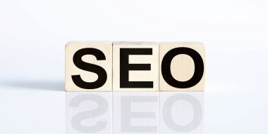 SEO - beyaz arka planda finansal iş kavramı. Tahta küpler .