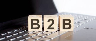 Dizüstü bilgisayarda konsept üzerine B2B metin içeren tahta bloklar