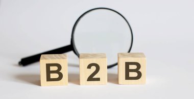 Sözcük bloğu B2B ve beyaz arkaplanda büyüteç.