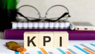 İş kelimesi ahşap bloklar ve cüzdan pembesinden yapılmış. KPI Metni