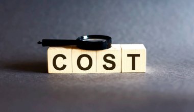 Kelime engelleme masrafı ve gri arka planda büyüteç. Gelir, giderler, vergi, mali veriler.