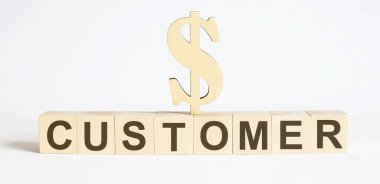 Tahta küp blokta tahta dolarla CUSTOMER 'a mesaj at. İş konsepti.