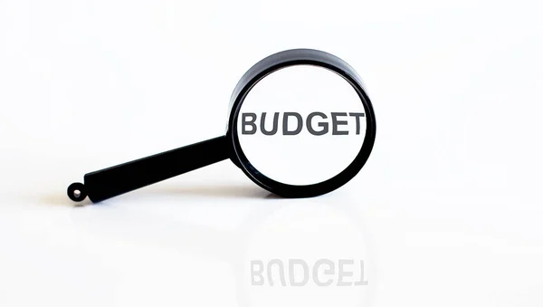 Förstoringsglas Med Text Budget Den Vita Bakgrunden — Stockfoto