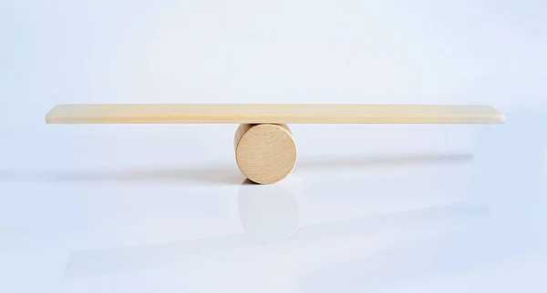 平衡概念 木板顶帽上的板 像白色背景上的天平 — 图库照片