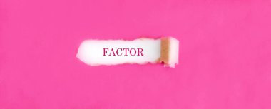 FACTOR 'un yırtık pembe kağıdın arkasında belirdiği metin. İş dünyası