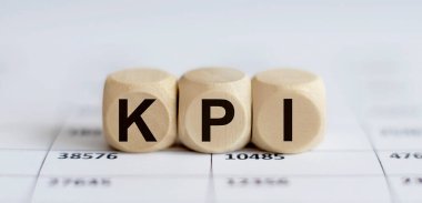 Grafikteki tahta küp blokları üzerinde KPI metni