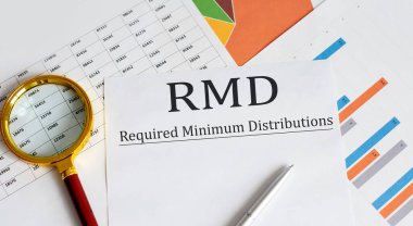 Gerekli Minimum Dağıtım RMD içeren kağıt kalem, çizelge ve büyüteç ile bir tablo üzerinde