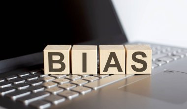 Dizüstü bilgisayarında BIAS konsept metni olan tahta bloklar