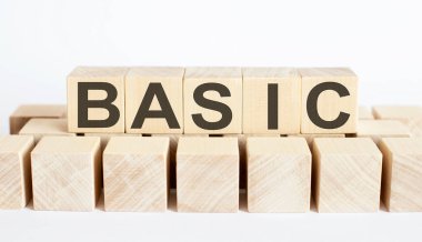 Masadaki tahta bloklardan BASIC sözcüğü, arama motoru optimizasyon kavramı