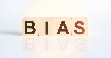 Tahta bloklar ve kelime önyargıları. Önyargı