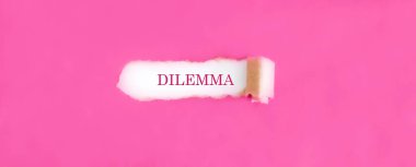 text diLEMMA yırtık pembe kağıdın arkasında beliriyor.