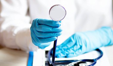 Steteskop sağlık konseptini elinde tutan kadın.