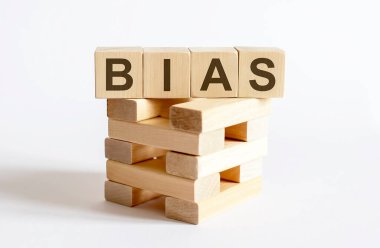 Beyaz arkaplanda tahta küp blokları üzerine BIAS metni
