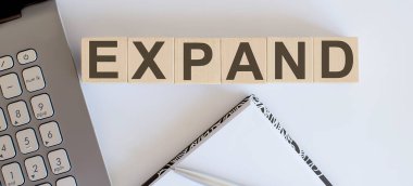 Kereste Expland üzerinde laptor ve dizüstü bilgisayarlı iş konsepti metni