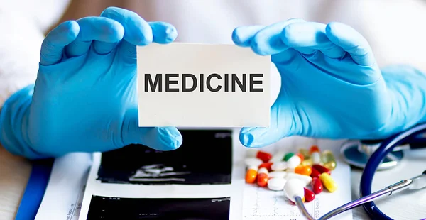 Szöveg Medicine Írjon Gyógyszerkártyára Orvosi Fogalom Sztetoszkóppal Tablettákkal — Stock Fotó