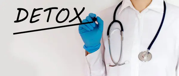 Arzt Schreibt Wort Detox Medizinisches Konzept — Stockfoto