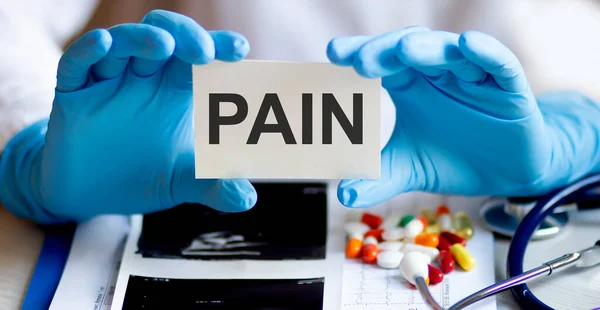 파파인 약장에 편지를 청진기와 약으로 이루어진 의학적 — 스톡 사진