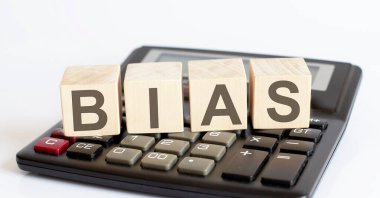 Hesap makinesindeki tahta blokta BIAS sözcüğü