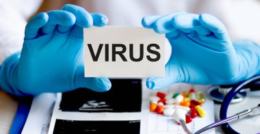VIRUS 'a tıp kartıyla mesaj at. Steteskop ve haplarla tıbbi konsept