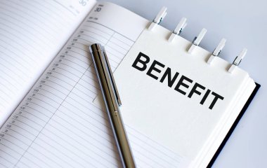 Kalemle kısa not dokusu arkaplanı üzerine metin BENEFIT