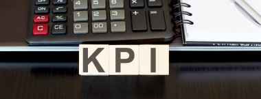 KPI - tahta blokta iş konsepti metni