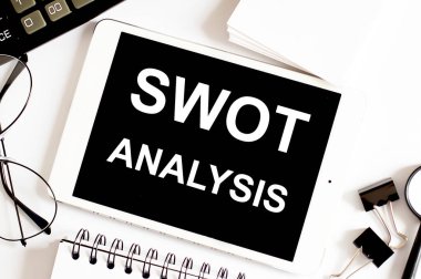SWOT ANALYSIS İş Konsepti ofis araçlarıyla beyaz arkaplan