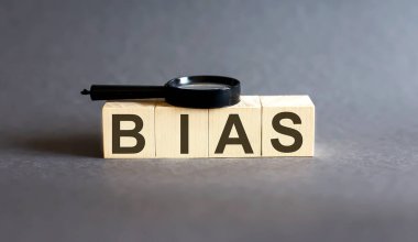 BIAS Kelime Gri zemin üzerinde iyi ve büyüteç blok. Gelir, giderler, vergi, mali veriler.