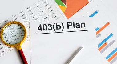 Dosya, kalem ve büyüteçle birlikte 403b imzalı belge. Emeklilik kavramı.