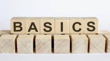Masadaki tahta bloklardan BASICS kelimesi, arama motoru optimizasyon kavramı