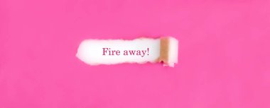 Yırtık pembe kağıdın arkasında Ateş AVEY görünüyor.