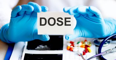 DOSE tıp kartıyla yazsın. Steteskop ve haplarla tıbbi konsept