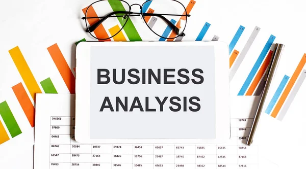 Tablet Met Tekst Business Analysis Zakelijke Kaarten Pen — Stockfoto