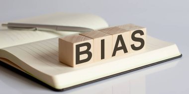 Not defterinin arkasındaki tahta blokta BIAS işareti