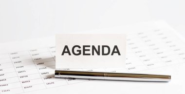 Etiketlerle ilgili AGENDA 'ya mesaj at, belgelerin arka planında kalem olsun. Mali muhasebe, muhasebe kavramı. Üst görünüm.