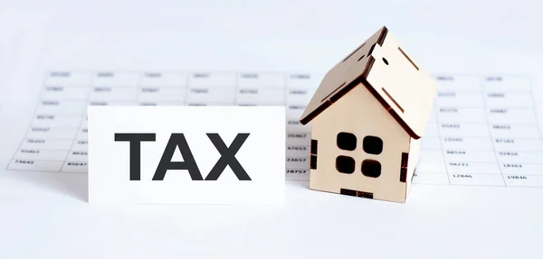Detailní Záběr Domu Dřevěný Model Prázdným Textem Tax Pozadí Grafu — Stock fotografie