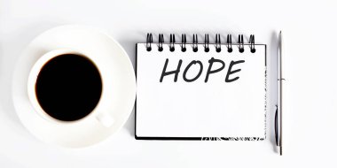 İş umudu, planlama konsepti. Beyaz arkaplanlı ve kahveli Spiral defter