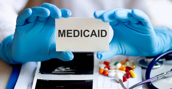 Szöveg Medicaid Írjon Egy Gyógyszert Kártyát Orvosi Fogalom Sztetoszkóppal Tablettákkal — Stock Fotó