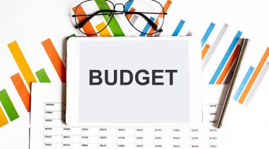 Çalışma çizelgeleri ve kalem üzerine metin bütçe tableti